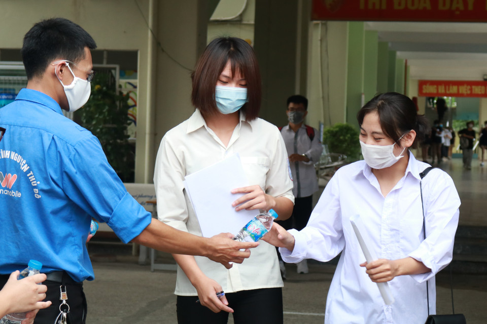 Kết thúc môn thi cuối cùng, nhiều em ra về với nụ cười tươi vì làm được bài cũng như cảm thấy nhẹ nhõm, cởi bỏ được áp lực nặng nề của kỳ thi quan trọng trong đời. (Ảnh: Phúc Tá/Vietnam+)