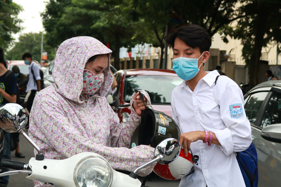 Một em nam trầm lặng vì không làm được bài nhưng người mẹ vẫn luôn cười tươi động viên. Dù sao, sau khi kết thúc kỳ thi tốt nghiệp THPT, thí sinh này có thể bớt đi áp lực và bước tiếp chặng đường còn dài của cuộc đời.(Ảnh: Phúc Tá/Vietnam+)