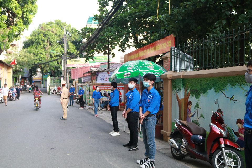 Kỳ thi tốt nghiệp THPT năm 2020 đặc biệt trong lịch sử vì dịch COVID-19. Bởi vậy, "những người hùng thầm lặng" không chỉ đóng vai trò hỗ trợ tối đa cho kỳ thi mà mang trách nhiệm cao cả trong công tác lớn của toàn xã hội. (Ảnh: PV/Vietnam+)