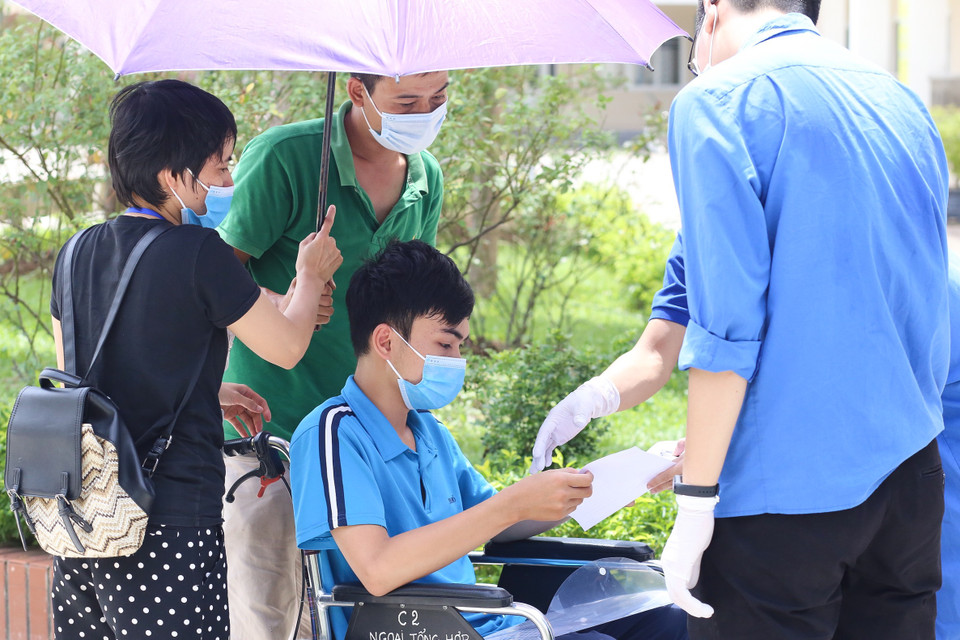 Lực lượng này hoạt động không ngừng nghỉ trong ba ngày qua của kỳ thi tốt nghiệp THPT. Không chỉ với thí sinh, họ còn hỗ trợ tối đa phụ huynh đưa đón con em đi dự thi. (Ảnh: PV/Vietnam+)