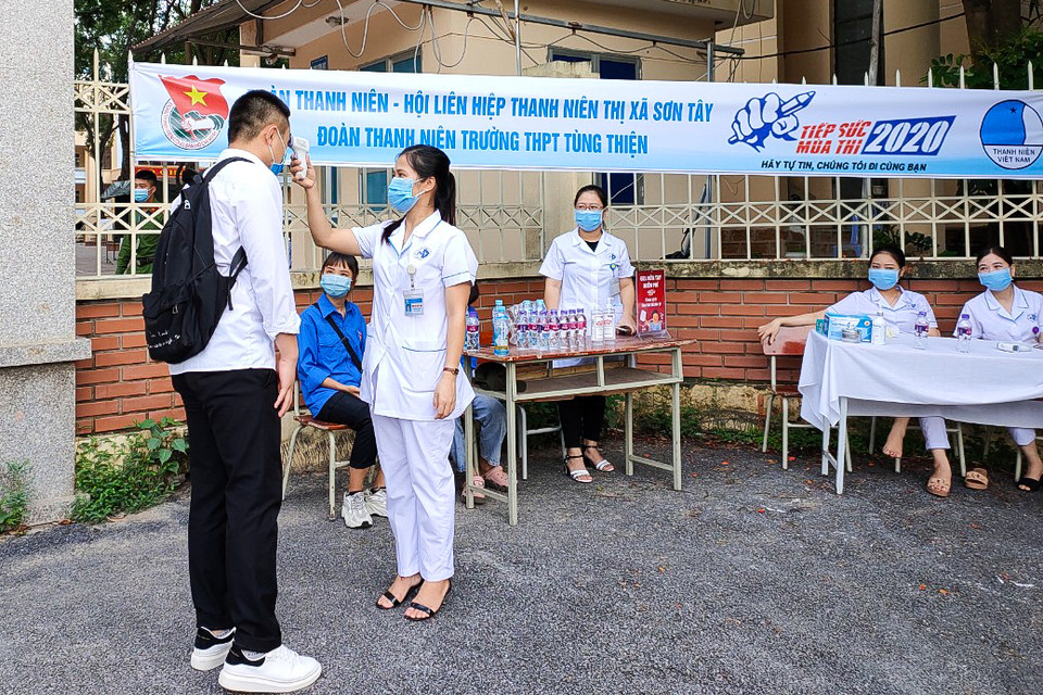 Tại mỗi điểm thi, có khoảng 20 thanh niên tình nguyện hỗ trợ thí sinh trong khi 7 nhân viên y tế mang nhiệm vụ quan trọng đảm bảo an toàn về dịch tễ trước bối cảnh dịch COVID-19. (Ảnh: PV/Vietnam+)