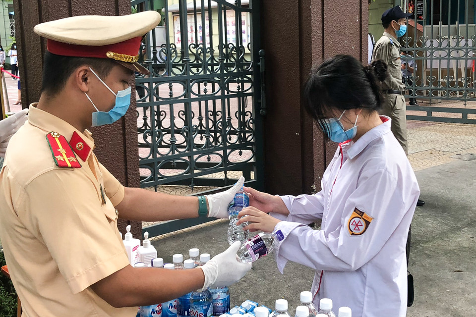 Nhờ công sức lớn của họ, thí sinh được hỗ trợ tốt nhất tại mỗi điểm thi. Đặc biệt, trong bối cảnh dịch COVID-19, lực lượng này phải hoạt động tối đa nhằm đảm bảo an toàn về dịch tễ. (Ảnh: PV/Vietnam+)