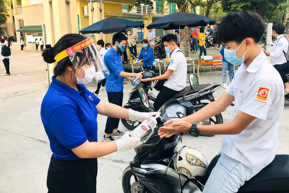 Lực lượng cảnh sát, y sỹ và thanh niên tình nguyện được coi là những gương mặt thầm lặng của kỳ thi tốt nghiệp THPT năm 2020 đặc biệt giữa đại dịch COVID-19. (Ảnh: PV/Vietnam+)