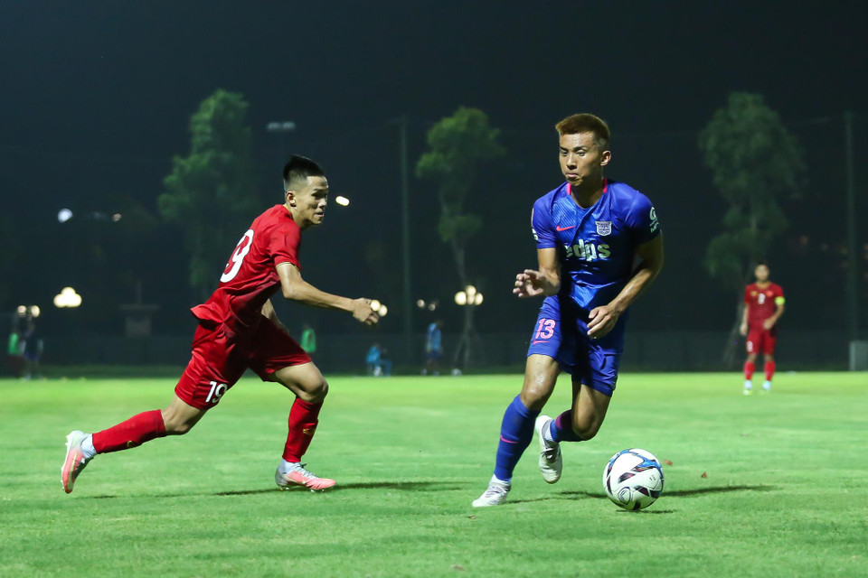 Trước đội bóng đang đứng thứ 3 tại giải vô địch Hong Kong, U22 Việt Nam kiểm soát thế trận tốt và phòng ngự chắc chắn, không cho đối phương có nhiều cơ hội nguy hiểm. (Ảnh: Nguyên An/Vietnam+)