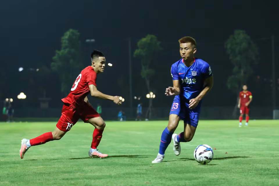 Trước đội bóng đang đứng thứ 3 tại giải vô địch Hong Kong, U22 Việt Nam kiểm soát thế trận tốt và phòng ngự chắc chắn, không cho đối phương có nhiều cơ hội nguy hiểm. (Ảnh: Nguyên An/Vietnam+)