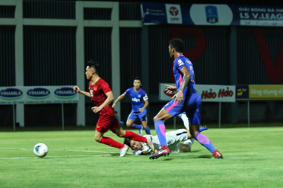 Trong một tình huống tấn công, tiền đạo Hồng Phước đã bị thủ môn của Kitchee phạm lỗi, mang về cho U22 Việt Nam quả phạt 11m. (Ảnh: Nguyên An/Vietnam+)