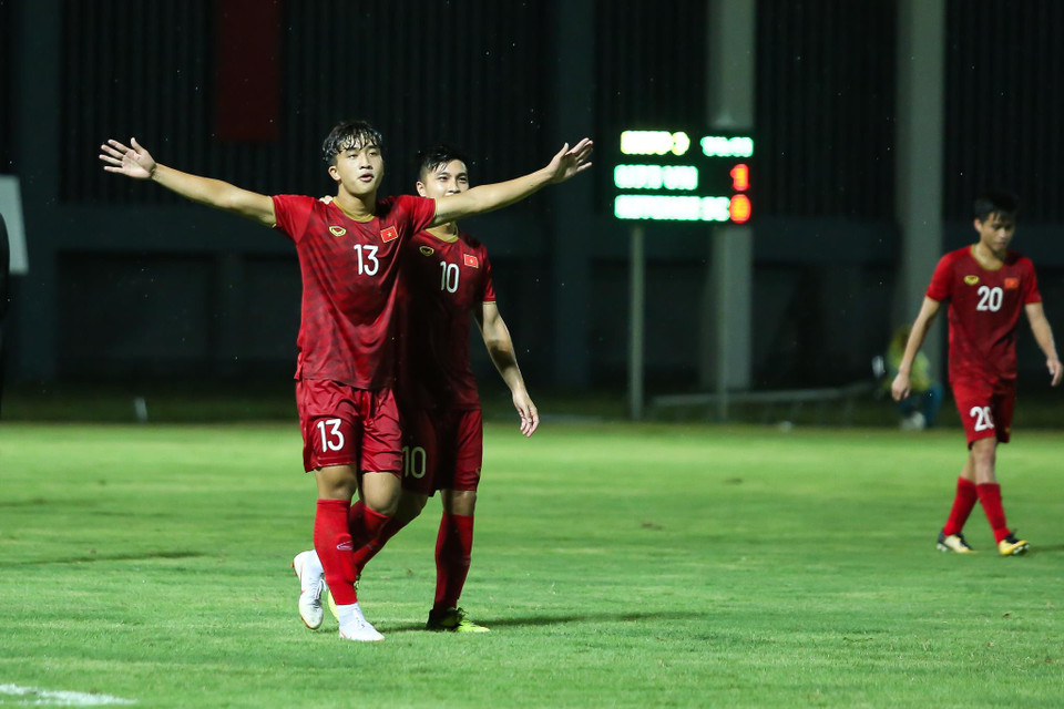 Sau đó không lâu, Danh Trung lập công nhân đôi cách biệt cho đội chủ nhà sau cú sút phạt đẹp mắt. (Ảnh: Nguyên An/Vietnam+)