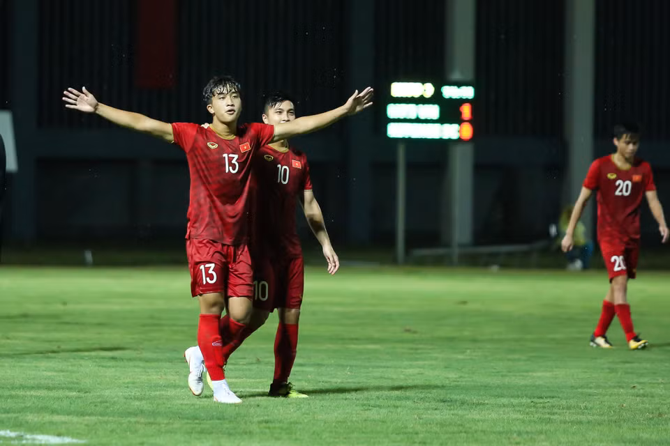 Sau đó không lâu, Danh Trung lập công nhân đôi cách biệt cho đội chủ nhà sau cú sút phạt đẹp mắt. (Ảnh: Nguyên An/Vietnam+)