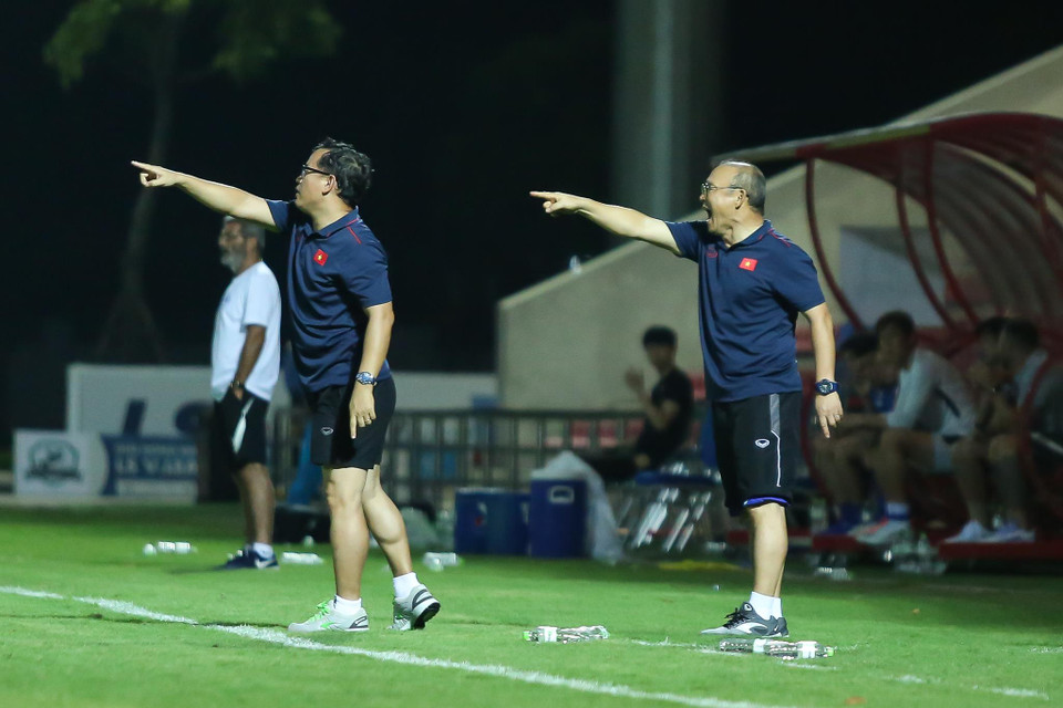 Sau khi hiệp 1 kết thúc hòa 0-0, huấn luyện viên Park Hang-seo bất ngờ chỉ đạo các học trò đẩy cao nhịp độ trận đấu trong hiệp 2 và đã có được điều mình cần. (Ảnh: Nguyên An/Vietnam+)