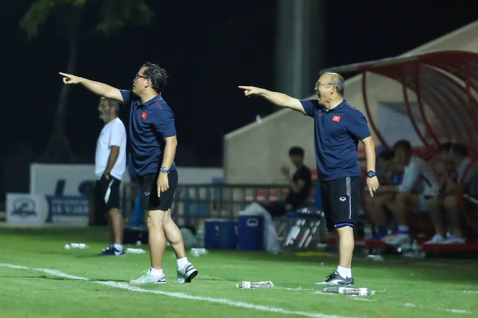 Sau khi hiệp 1 kết thúc hòa 0-0, huấn luyện viên Park Hang-seo bất ngờ chỉ đạo các học trò đẩy cao nhịp độ trận đấu trong hiệp 2 và đã có được điều mình cần. (Ảnh: Nguyên An/Vietnam+)