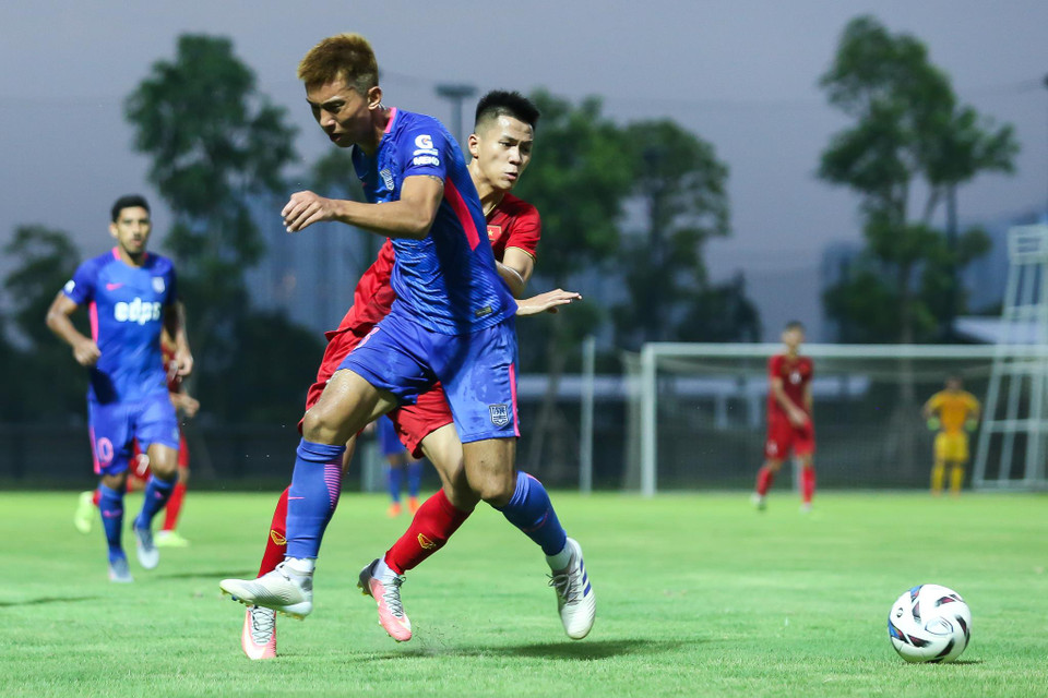 Các học trò của huấn luyện viên Park Hang-seo nhập cuộc tốt và chơi tự tin trước đối phương có tới 7 cầu thủ ngoại binh trong đội hình. (Ảnh: Nguyên An/Vietnam+)