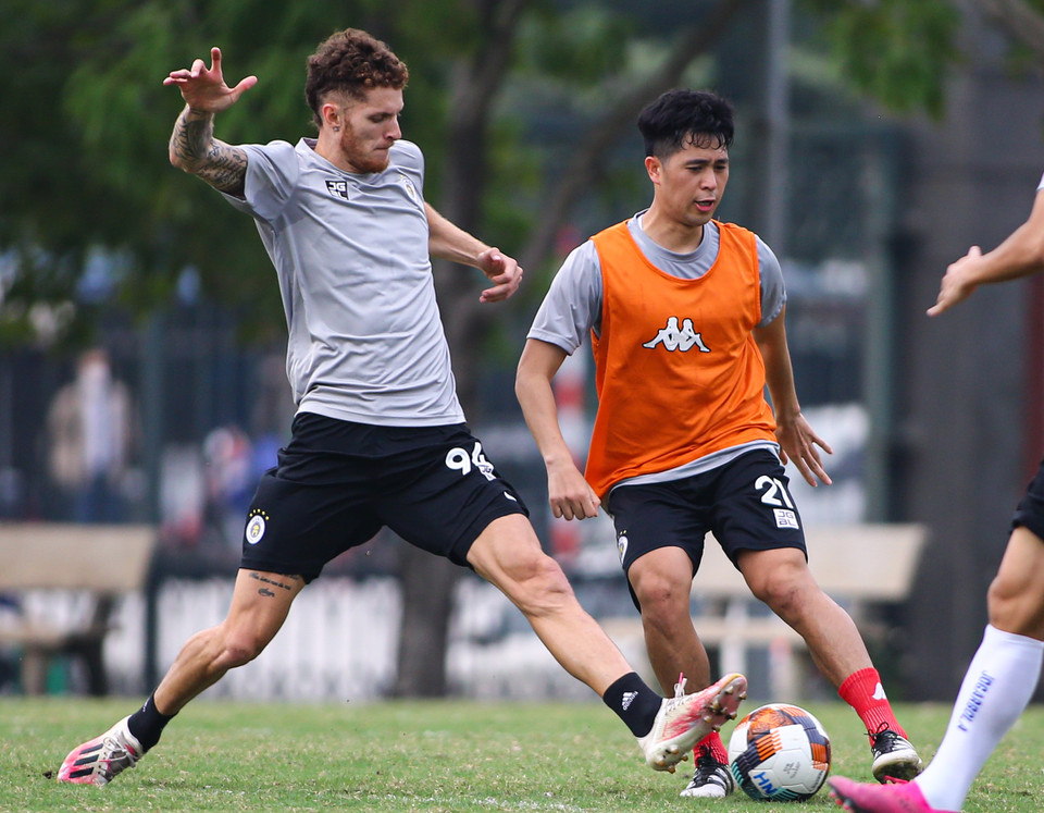 Trong bài tập đối kháng, Đình Trọng chưa cho thấy những pha tắc bóng và tranh chấp tốt, đặc biệt trước Quang Hải hay ngoại binh Geovane Magno có kỹ thuật khéo léo. (Ảnh: Hiển Nguyễn/Vietnam+)