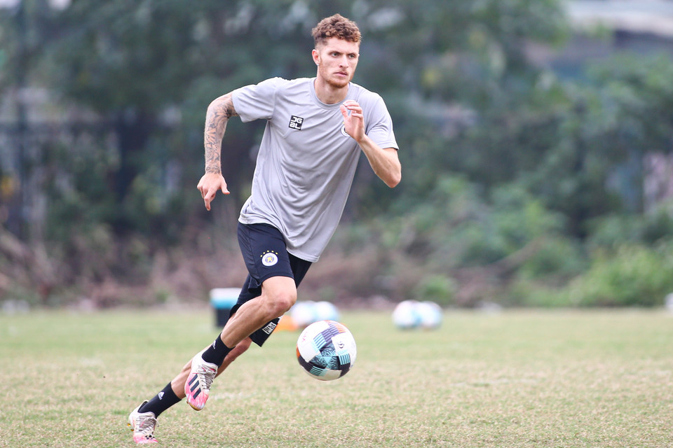 Ngoại binh Geovane Magno cũng cho thấy sự hòa nhập tốt với đồng đội bởi vốn phù hợp với triết lý bóng đá kiểm soát của đội bóng Thủ đô. (Ảnh: Hiển Nguyễn/Vietnam+) 