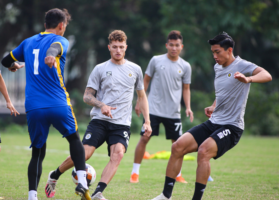 Ở buổi tập này, đội bóng Thủ đô chưa có đầy đủ lực lượng nhưng vẫn gồm nhiều gương mặt trụ cột như Văn Hậu, Quang Hải, Tấn Tài, Thành Chung và tân binh Geovane. (Ảnh: Hiển Nguyễn/Vietnam+) 