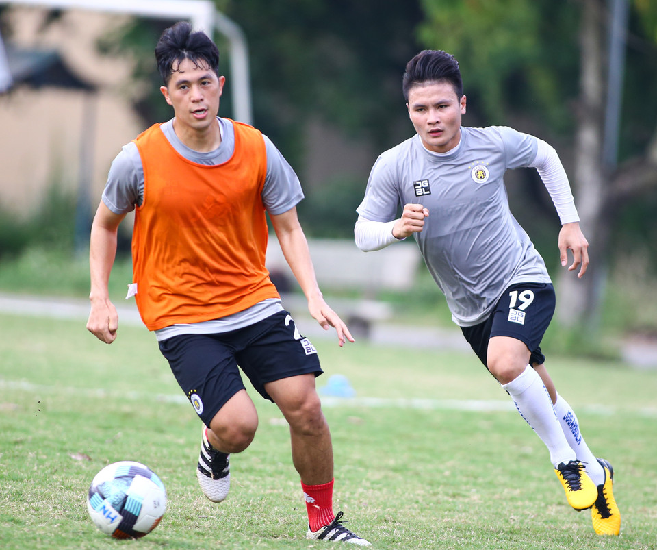 Đình Trọng theo Quang Hải như ‘hình với bóng’ trong suốt bài tập đối kháng nhưng không một lần lấy được bóng trong chân đồng đội. ‘Kèo trái’ của tiền vệ số 19 khiến trung vệ tuyển Việt Nam vất vả đeo bám. (Ảnh: Hiển Nguyễn/Vietnam+) 