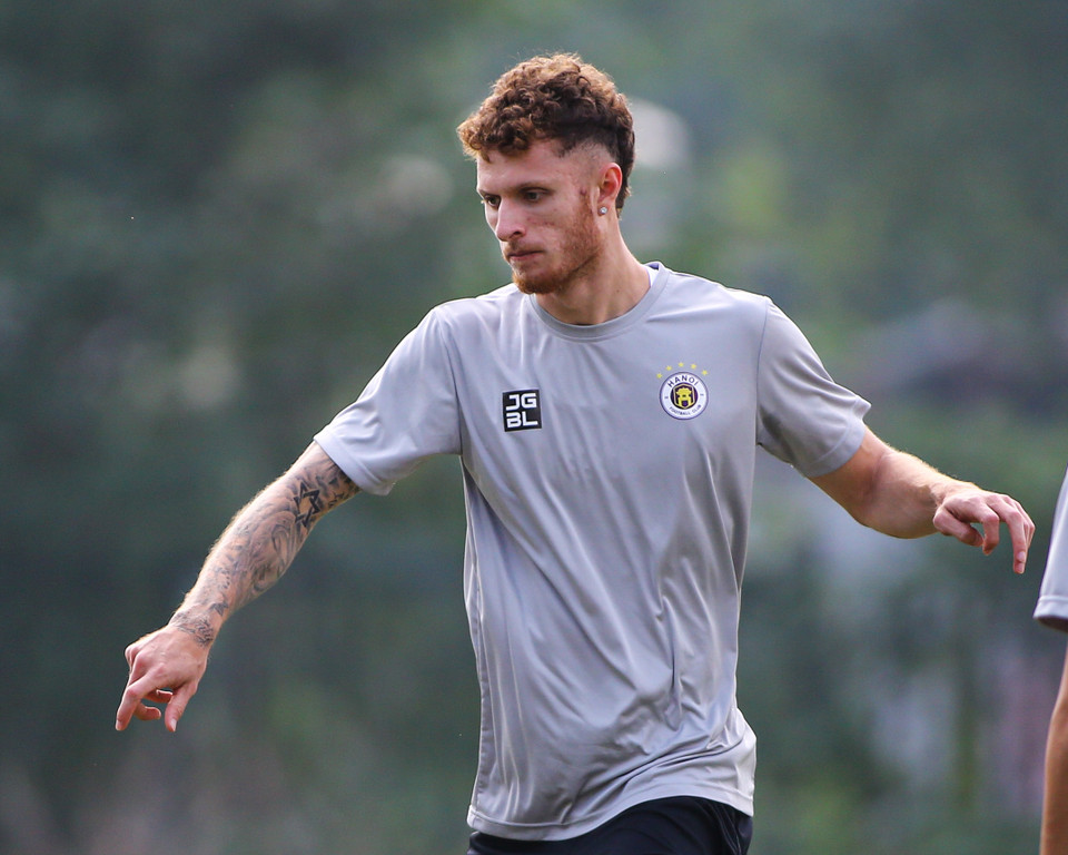 Vấn đề duy nhất của cầu thủ này chỉ là làm quen, thoải mái hơn trong giao tiếp với đồng đội ở câu lạc bộ mới. (Ảnh: Hiển Nguyễn/Vietnam+) 