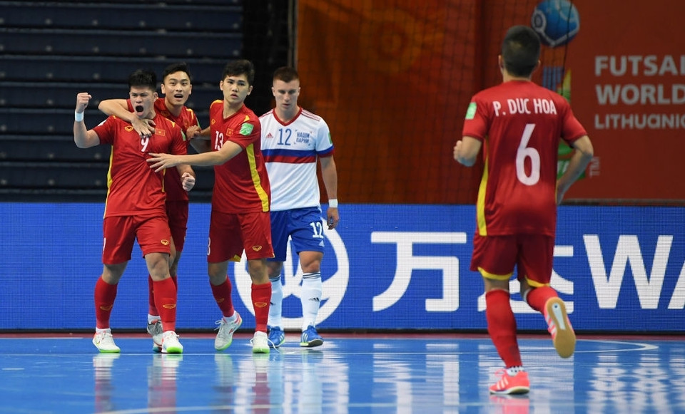 Hai lần đội tuyển futsal Việt Nam ghi bàn và khiến đương kim Á quân chao đảo. Trận đấu vừa kết thúc tối qua (22/9) khiến người hâm mộ quên đi rằng chúng ta từng thua đậm đối thủ với tỷ số 0-7 và 2-6. (Ảnh: Getty Images)