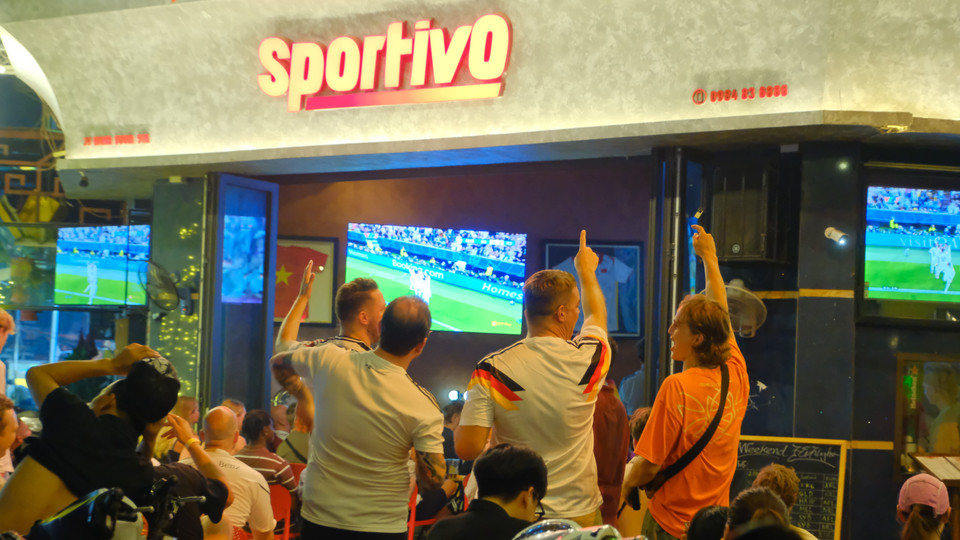 Các fan của tuyển Đức ăn mừng khi tỷ số được nâng lên 5-0. (Ảnh: PV/Vietnam+)