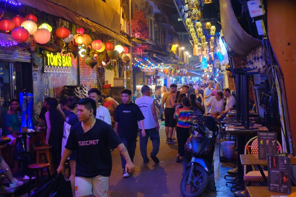 Khung cảnh tấp nập trước trận đấu tại phố Tạ Hiện, Hà Nội. (Ảnh: PV/Vietnam+)