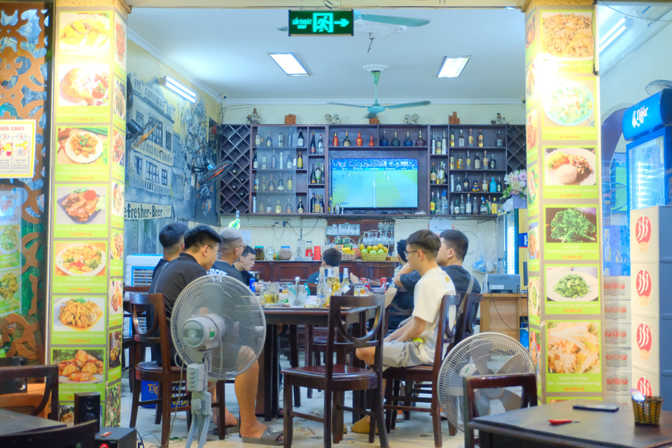 Người dân Hà Nội tụ tập thưởng thức trận đấu. (Ảnh: PV/Vietnam+)