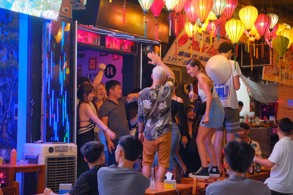 Người hâm mộ Việt Nam và du khách quốc tế cùng hò reo sau khi trận đấu kết thúc với tỷ số áp đảo 5-1 nghiêng về đội tuyển Đức .(Ảnh: PV/Vietnam+)