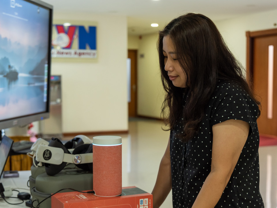 Một người dùng đang nghe các tin tức của Báo Điện tử VietnamPlus thông qua khả năng tự động sắp xếp, truyền tải tin tức của trợ lý ảo Maika. (Ảnh: PV/Vietnam+)