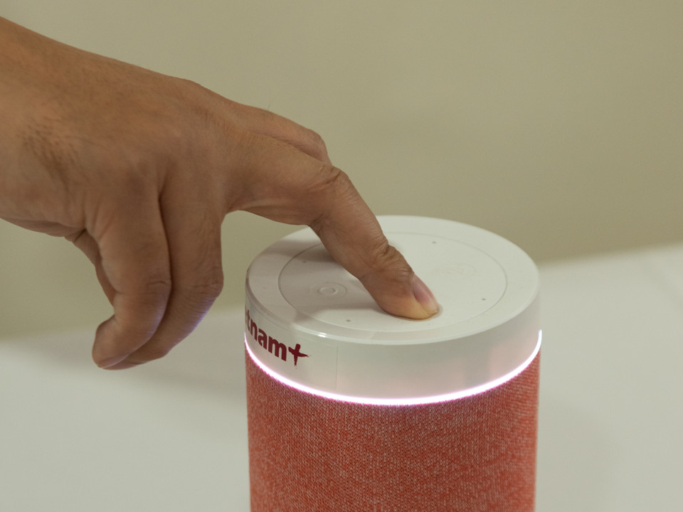 Người dùng chỉ cần thao tác đơn giản để gọi trợ lý ảo Maika và đưa ra yêu cầu như: Cập nhật tin tức, nghe nhạc, bật tắt các tính năng trên loa. (Ảnh: PV/Vietnam+)