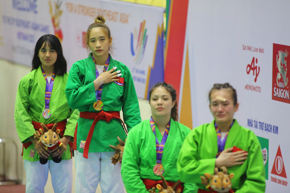 Sau Tô Thị Trang, đội tuyển Kurash Việt Nam tiếp tục giành thêm về 3 huy chương vàng nữa để thâu tóm toàn bộ danh hiệu trong ngày thi đấu. (Ảnh: PV/Vietnam+)