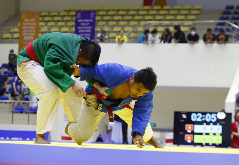 Tiếp theo, các nam vận động viên mang về thêm hai huy chương vàng. Trong ảnh, võ sỹ Bùi Minh Quân (áo xanh lam) giành huy chương vàng nội dung 81kg. (Ảnh: PV/Vietnam+)