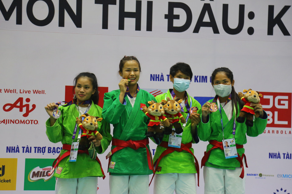 Niềm vui của các vận động viên nữ môn Kurash trên bục nhận huy chương. Sau Tô Thị Trang, Phạm Thị Hồng Mơ cũng đã giành huy chương vàng ở nội dung 52kg nữ. (Ảnh: PV/Vietnam+)