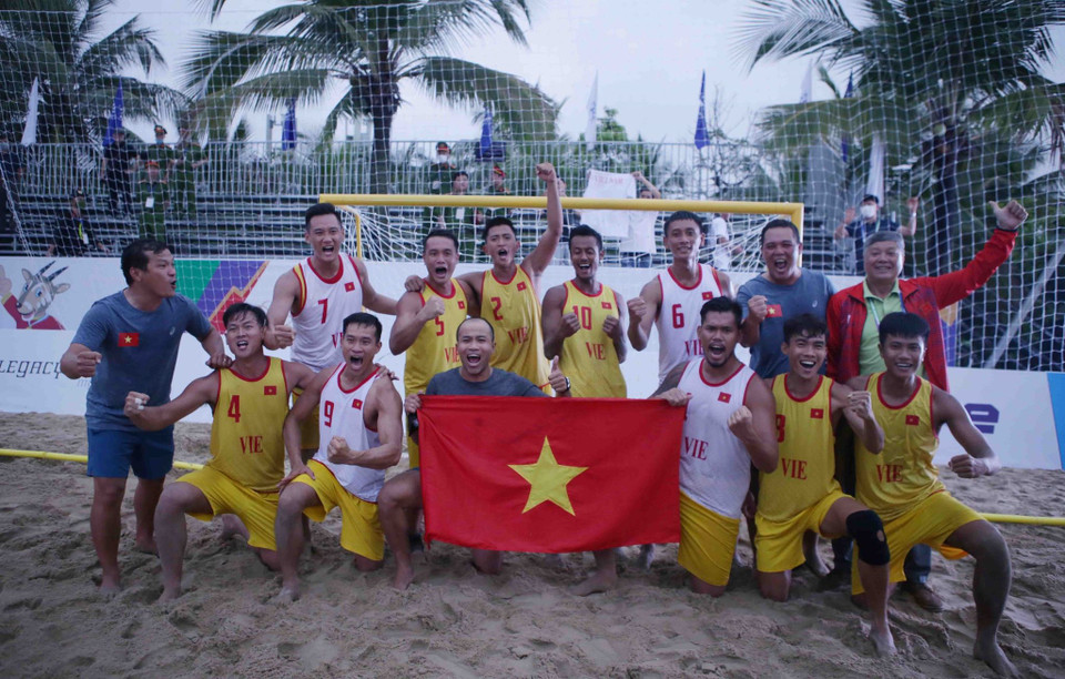 Sau thành công của Đội tuyển Kurash, các nam vận động viên Việt Nam ở môn Bóng ném bãi biển cũng đem lại niềm vui với thành tích giành huy chương vàng sớm một vòng đấu nhờ chiến thắng ấn tượng trước Philippines. (Ảnh: Quý Trung/TTXVN)