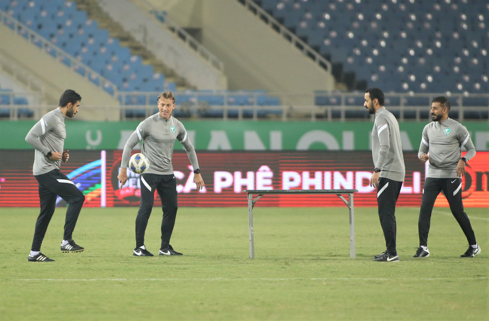 Ông Renard cùng các trợ lý chơi bóng trong lúc cầu thủ chuẩn bị trang phục trước khi vào sân tập. (Ảnh: PV/Vietnam+)