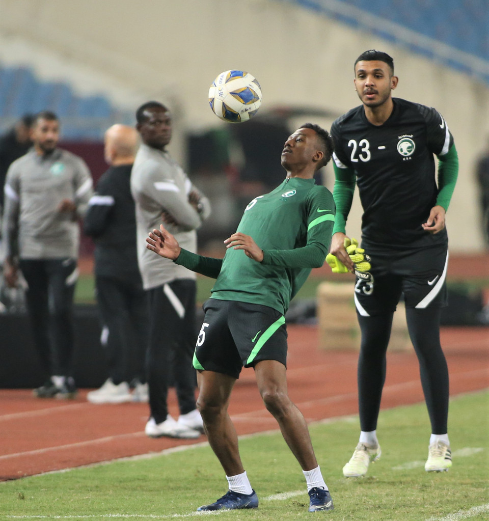 Dù phải tập luyện và thi đấu trên sân khách, nhưng cầu thủ và ban huấn luyện của đội tuyển Saudi Arabia hoàn toàn thoải mái, vui vẻ như không hề phải chịu áp lực. (Ảnh: PV/Vietnam+) 