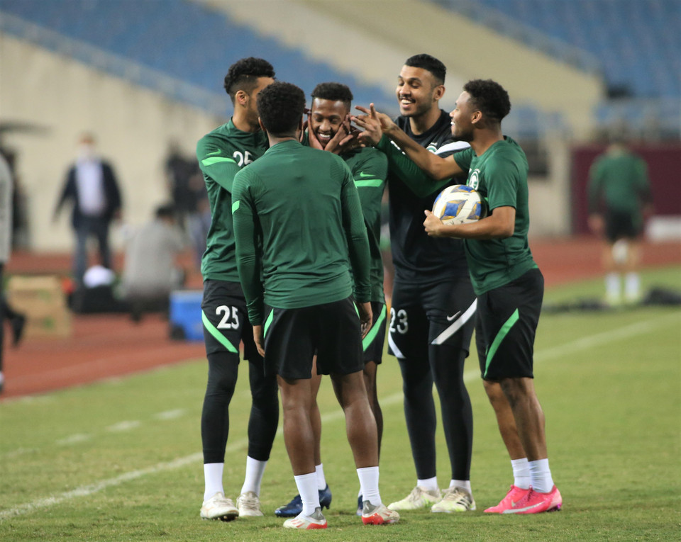 Họ thoải mái cưới đùa, chơi trò chơi trước khi bước vào phần tập chiến thuật và chuyên môn. (Ảnh: PV/Vietnam+)