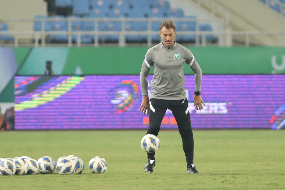 Trước buổi tập trên sân Mỹ Đình, huấn luyện viên trưởng Herve Renard thoải mái tâng bóng và liên tục nở nụ cười. (Ảnh: PV/Vietnam+)