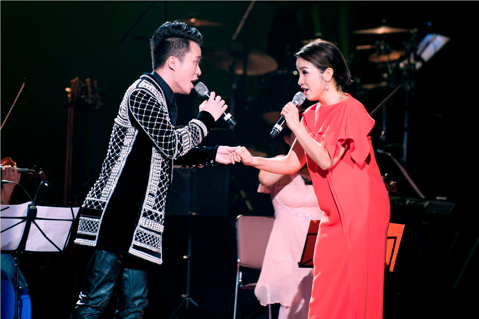 Mang chủ đề 'Gia đình' sân khấu được thiết kế như 'phòng khách' ấm áp và gần gụi. Trên sân khấu, chủ nhà Mỹ Linh đang hát song ca cùng vị khách đầu tiên - Ca sỹ Tùng Dương. (Ảnh: Tú Nguyễn)