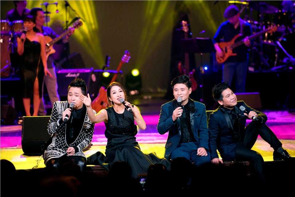 Sau ca khúc 'phút giao thừa lặng lẽ' nữ diva và ba vị khách mời vẫn khiến khán giả quyến luyến, xúc động. Họ hát thêm một ca khúc cuối về mùa Xuân... (Ảnh: Tú Nguyễn)