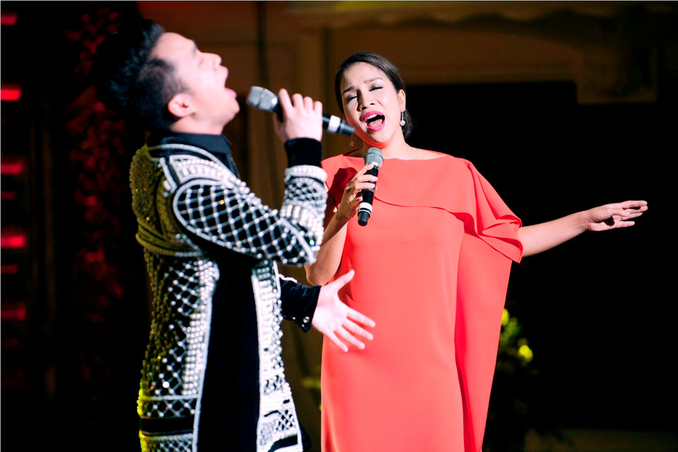 Cả hai ngẫu hứng ca khúc 'Chạm' theo phong cách jazz. Mỹ Linh cũng chia sẻ về ngày đầu tiên gặp Tùng Dương ở biểu diễn Nga, lúc đó nam ca sỹ mới là cậu bé 10 tuổi, mặc áo trắng quàng khăn đỏ. Và bây giờ cả hai đã trở thành bố, mẹ, trở thành diva, divo làng nhạc... (Ảnh: Tú Nguyễn)