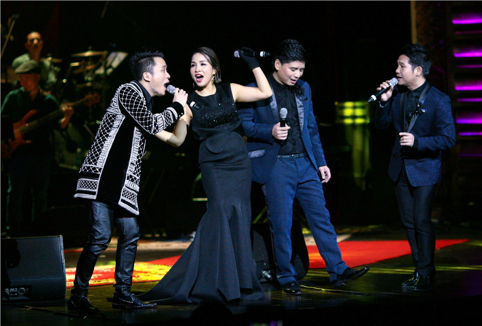 Mời ba giọng nam hàng đầu nhạc Việt, Mỹ Linh đã đánh liều thử thách các vị khách của mình bằng việc mỗi người phải hát một bài hát ru. (Ảnh: Tú Nguyễn)