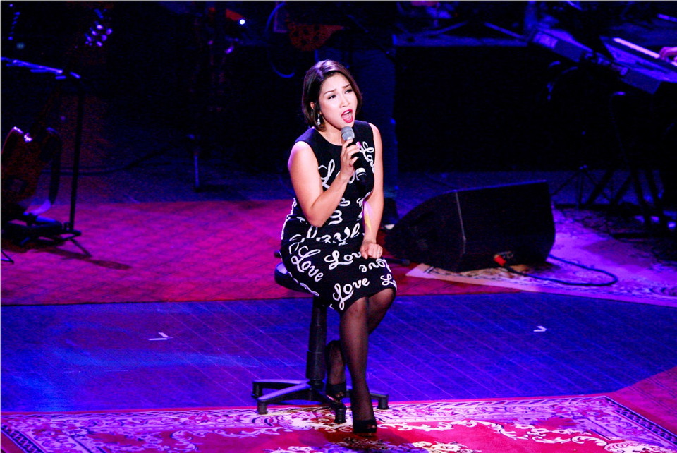 Nữ ca sỹ cũng chia sẻ nhiều câu chuyện về hoàn cảnh ra đời của nhiều ca khúc do cô viết lời, và những tâm tư thầm kín về tình yêu, về hôn nhân, về các con, cuộc sống... (Ảnh: Tú Nguyễn)