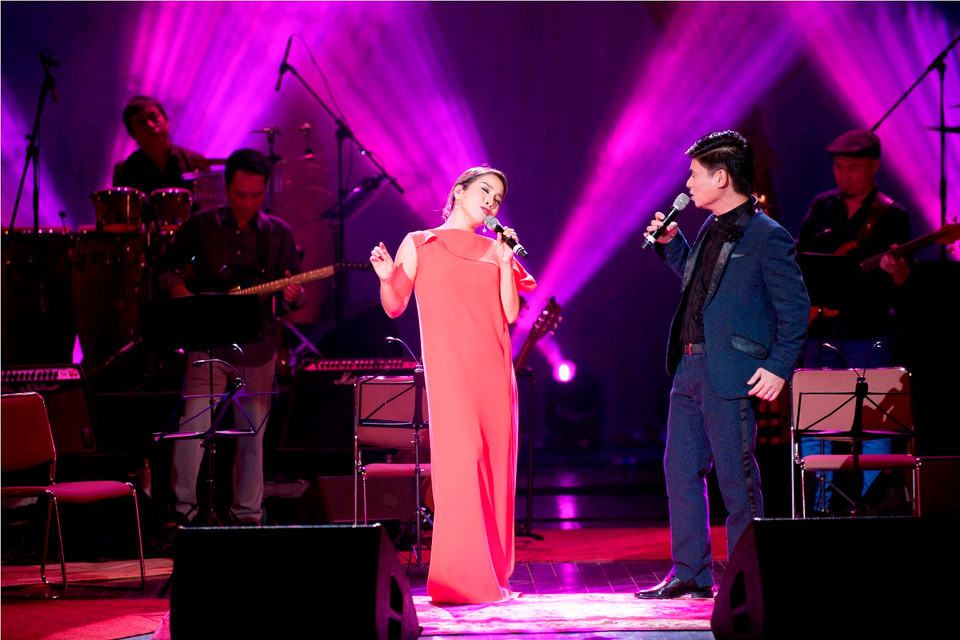 Mỹ Linh với vị khách mời thứ hai - Ca sỹ Tấn Minh. Song ca bài hát 'Thiên đường' Mỹ Linh và Tấn Minh gợi nhớ kỷ niệm về một thời tuổi trẻ, hoạt động âm nhạc nguyên sơ dưới mái trường nhạc viện. (Ảnh: Tú Nguyễn)