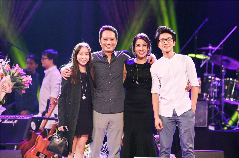 Mỹ Linh hạnh phúc bên chồng và hai con. (Ảnh: Tú Nguyễn)