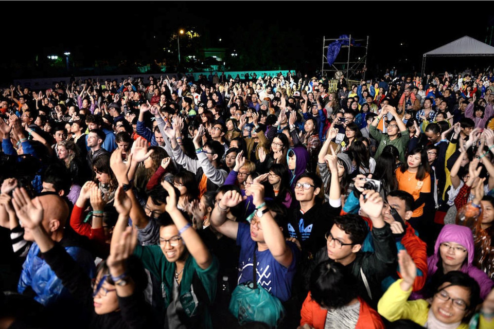 Mưa lạnh, vẫn không ngăn được niềm đam mê âm nhạc của khán giả Hà Nội. (Ảnh: BTC)