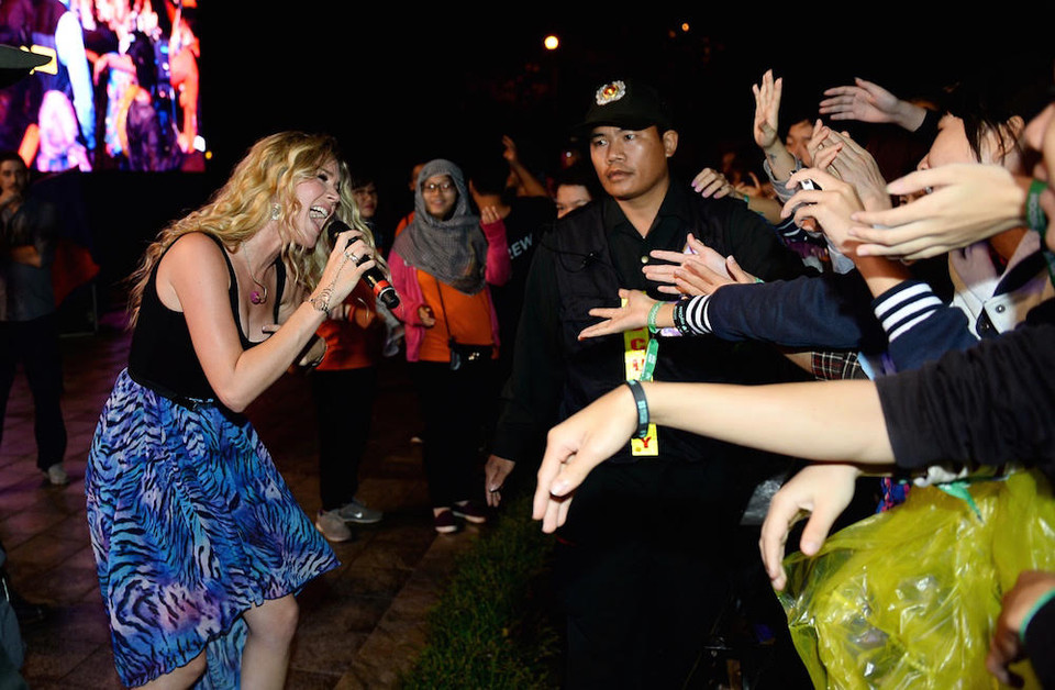 Joss Stone trong 'vòng vây' của khán giả Hà Nội. (Ảnh: BTC)