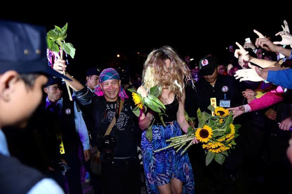 Trước khi tiết mục cuối cùng khép lại, Joss Stone mang những bông hoa hướng dương, như một món quà nho nhỏ, gửi tới tất cả khán giả còn ở lại và đam mê phần biểu diễn của cô. (Ảnh: BTC)