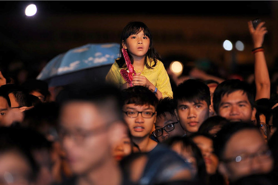 Em bé Hà Nội chăm chú hướng lên sân khấu. (Ảnh: BTC)