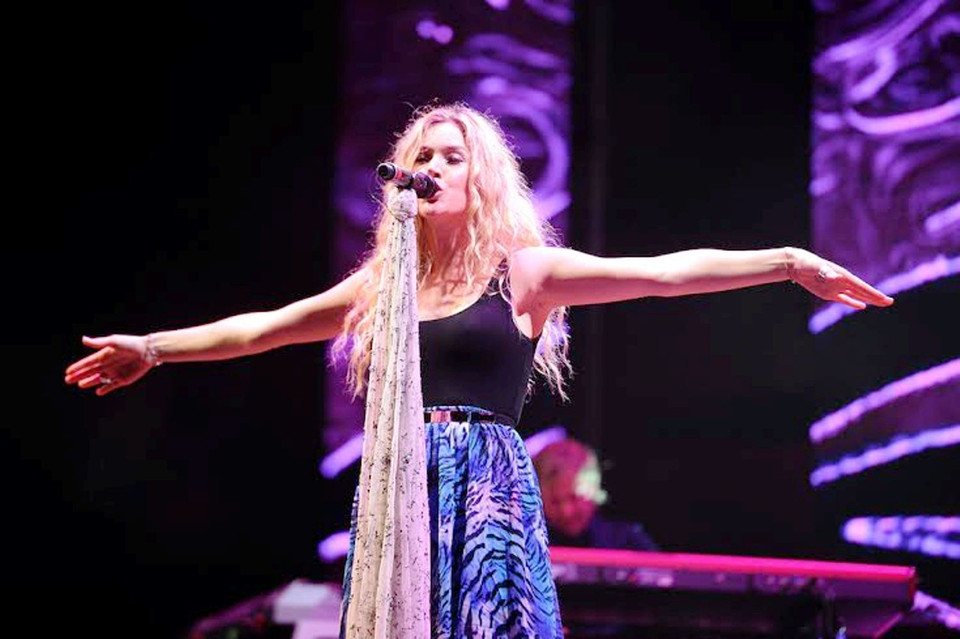 Ngay từ ca khúc thứ 2, Joss Stone đã xuống phía dưới để giao lưu và đến gần hơn với khán giả, khiến đám đông trở nên cuồng nhiệt.(Ảnh: BTC) 