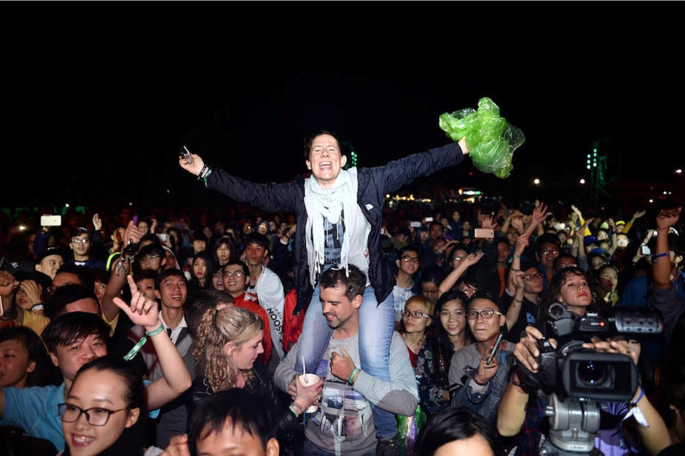 Sân khấu Monsoon đêm thứ 3 dưới làn mưa... (Ảnh: BTC)