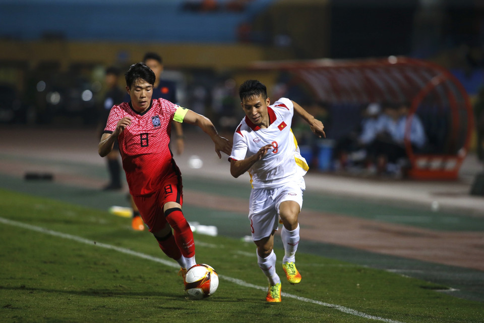 Tiền vệ Hoàng Đức và Hùng Dũng giúp U23 Việt Nam lên bóng thanh thoát, dễ dàng thoát pressing từ đối thủ và có tỷ lệ cầm bóng cao. (Ảnh: PV/Vietnam+)