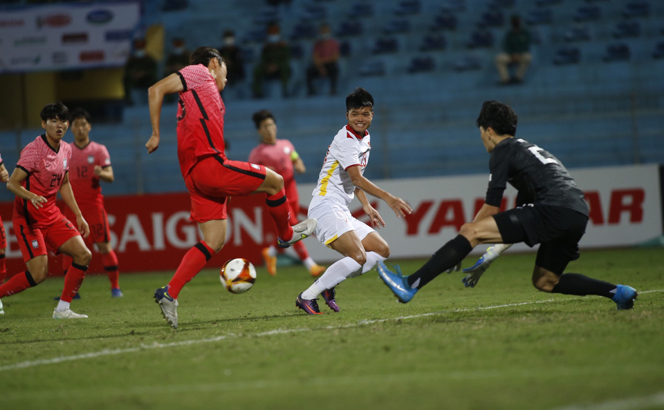 Với bộ khung vững chắc, U23 Việt Nam kiểm soát bóng tốt, tung ra được nhiều cú dứt điểm nguy hiểm về phía khung thành của đối thủ. Đặc biệt, bộ ba cầu thủ quá tuổi giúp U23 Việt Nam gia tăng sức mạnh đáng kể. (Ảnh: PV/Vietnam+)